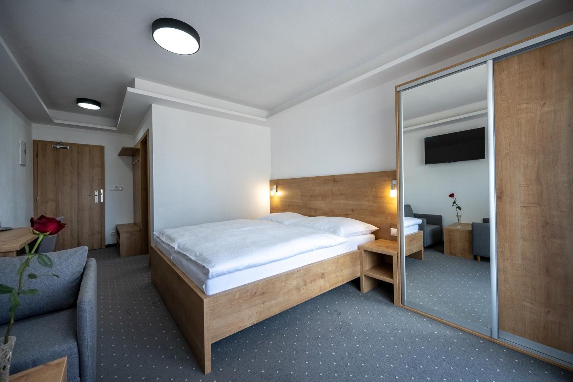 Berg Liptov Hotel ลิฟตอฟสกีมิคูลาช ภายนอก รูปภาพ