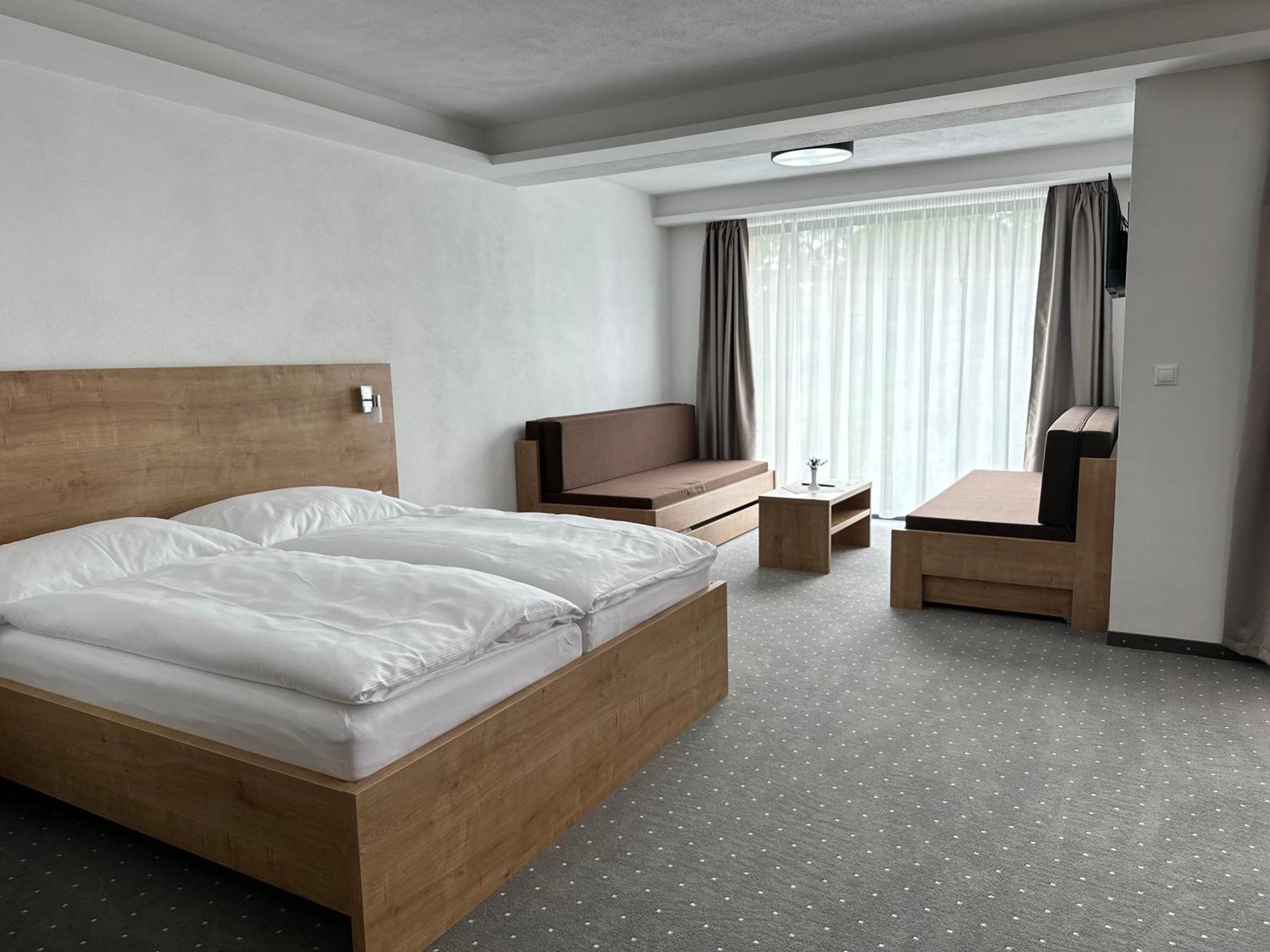 Berg Liptov Hotel ลิฟตอฟสกีมิคูลาช ภายนอก รูปภาพ